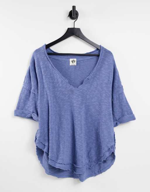 Free People – North Star – T-Shirt in Blau mit V-Ausschnitt