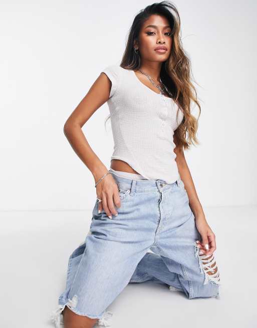 Free People – One Of The Girls – Jasnoszary T-shirt z guzikami