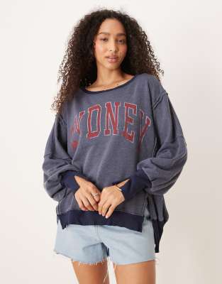 Free People - Oversize-Sweatshirt in verwaschenem Marineblau mit Sydney-Grafik