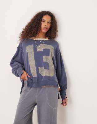 Free People - Oversize-Sweatshirt in verwaschenem Marineblau mit Zahlengrafik