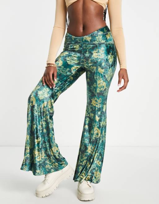 Free People - Pantaloni a zampa a vita bassa in velluto verde smeraldo con stampa cachemire
