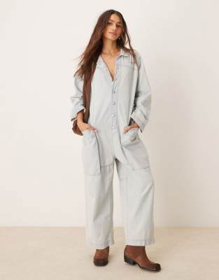 Джинсовый спортивный костюм свободного покроя от Free People светло-голубого цвета с эффектом стирки