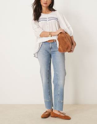 Free People - Risk Taker - Mittelhohe Jeans in verwaschenem Mittelblau mit geradem Bein