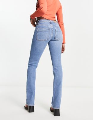 Free People - Schmal geschnittene Bootcut-Jeans in Hellblau mit niedrigem Bund