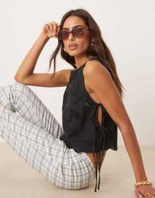 Free People - Seitlich gebundenes Tanktop in Schwarz mit Stickerei