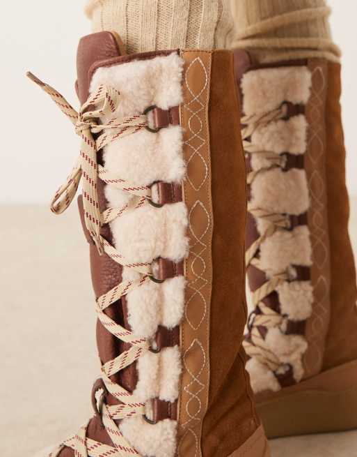 Muel Chic ミュエルシック モントフェイクムートンベスト Free People stitch detail shearling mukluk boots in vintage tan | ASOS