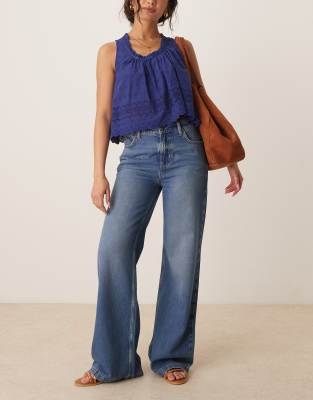 Free People - Stride - Jeans in mittelblauer Waschung mit geradem Schnitt und weitem Bein