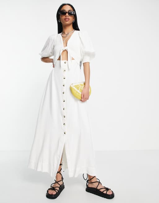Free People – String of Hearts – Gesmoktes Maxikleid in Hellweiß mit Zierausschnitt