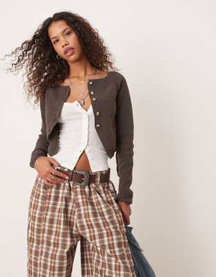 Thumbnail - Free People - Sydney - Knapp geschnittene Strickjacke in Schokobraun
