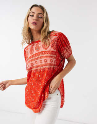 T-Shirt mit Paisley-Muster in Rot-Bunt 