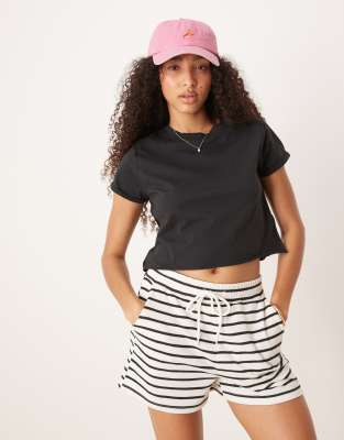 Free People - The perfect Tee - Kastiges Cropped-T-Shirt in Schwarz