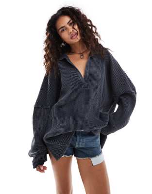 Free People - Travis - Oversize-Polohemd in verwaschenem Schwarz mit Waffelstruktur