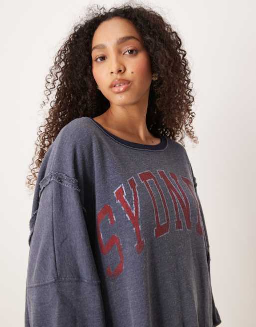 Free People - Vasket marineblå oversized sweater med 'Sydney'-grafik, 3 af 4