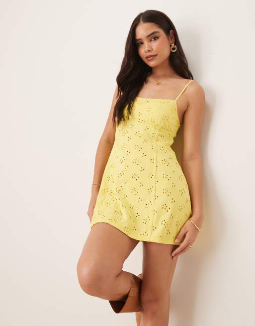 Free People - Vestito sottoveste corto color giallo crema-banana con fiori traforati