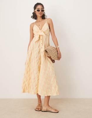 Свободные люди в клетчатом платье миди на бретелях желтого цвета 14890₽