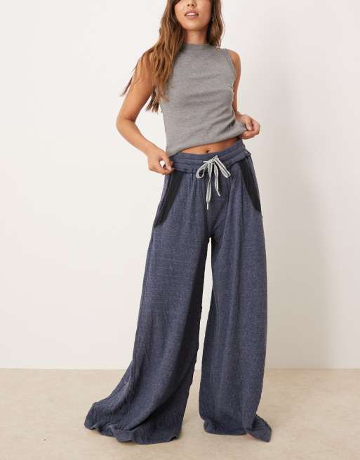 Free People – Wait a Minute – Domowe spodnie z szerokimi nogawkami i miękkiej tkaniny chambray