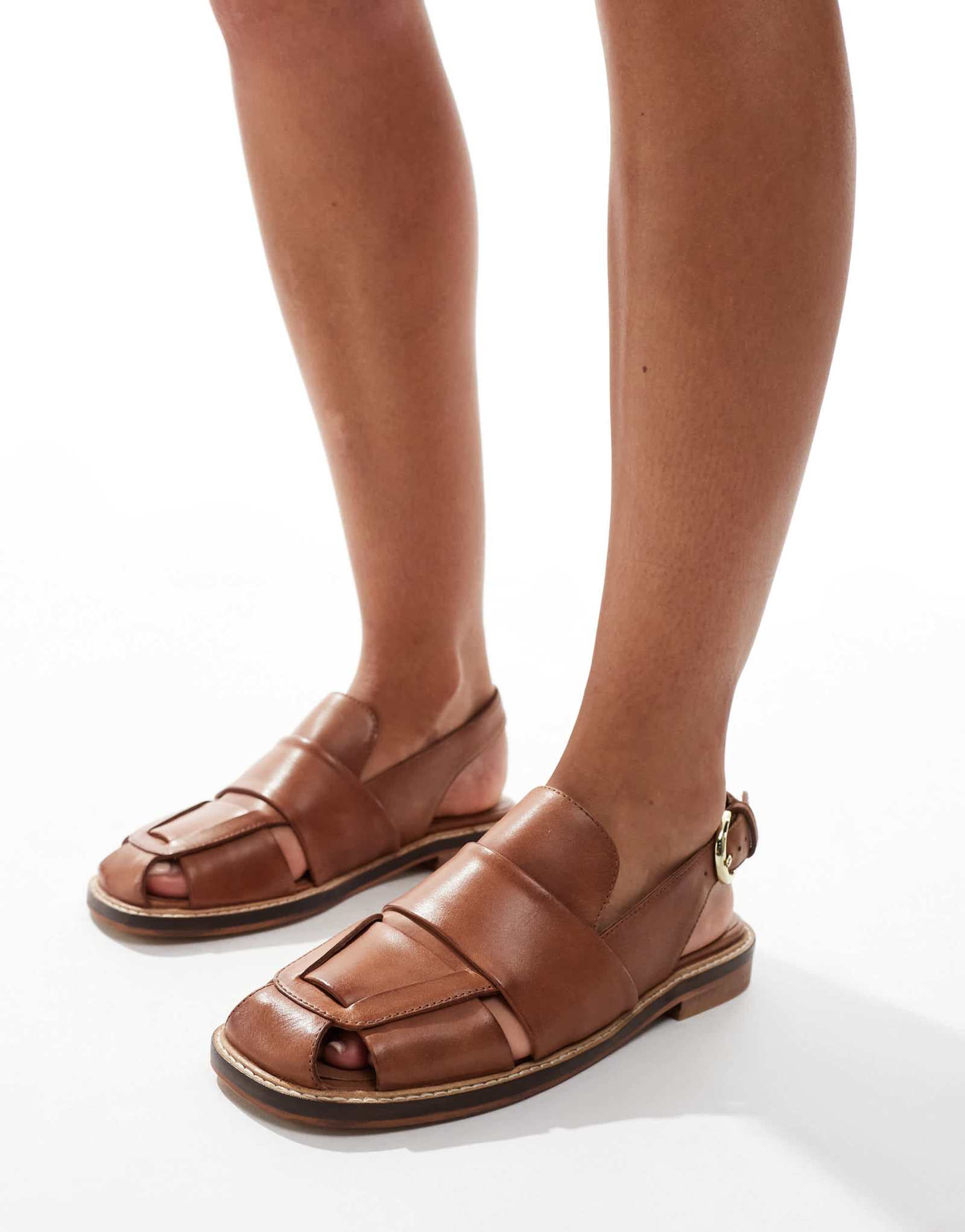 Свободные люди - плетеные кожаные сандалии на плоской подошве с ремешками коричневого цвета 20290₽