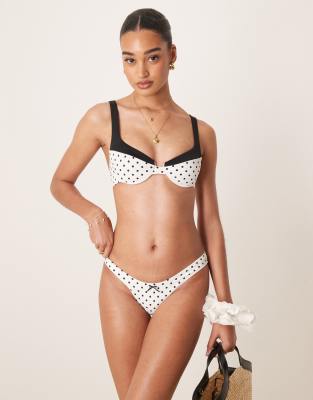 Free Society - Gepunktete Bikinihose mit hohem Beinausschnitt in Weiß