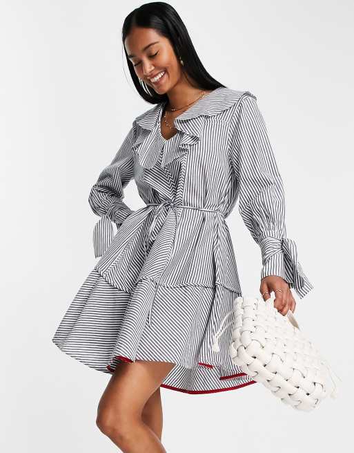 French Connection – Acantha – Niebieska sukienka mini w paski z falbaną