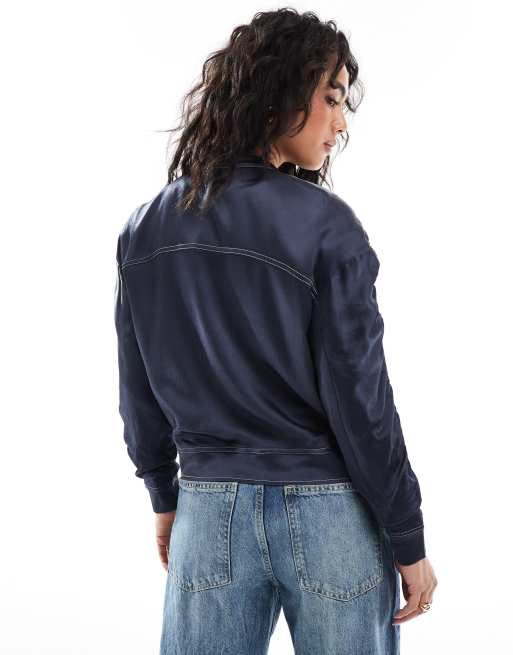 French Connection Akita Bomber in raso blu navy con maniche