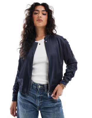 French Connection - Akita - Bomberjacke aus Satin in Marineblau mit gerafften Ärmeln