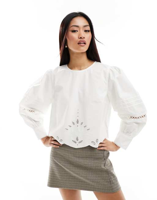 French Connection – Alissa – Baumwollbluse mit Lochstickerei und kurzem Schnitt in Weiß