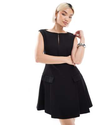 French Connection - Azra - Twill-Minikleid in Schwarz mit tiefer Taille und Faltendetails