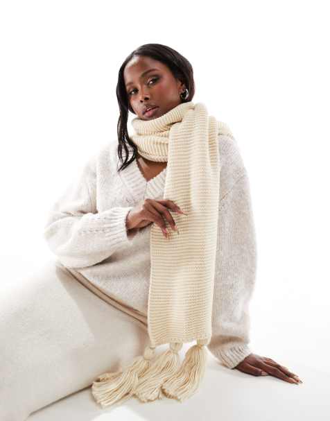 French Connection – Beige halsduk med tofsar - view 1