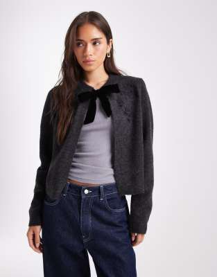 French Connection - Bestickte Strickjacke in Anthrazit mit Schleifendetail auf der Vorderseite-Schwarz