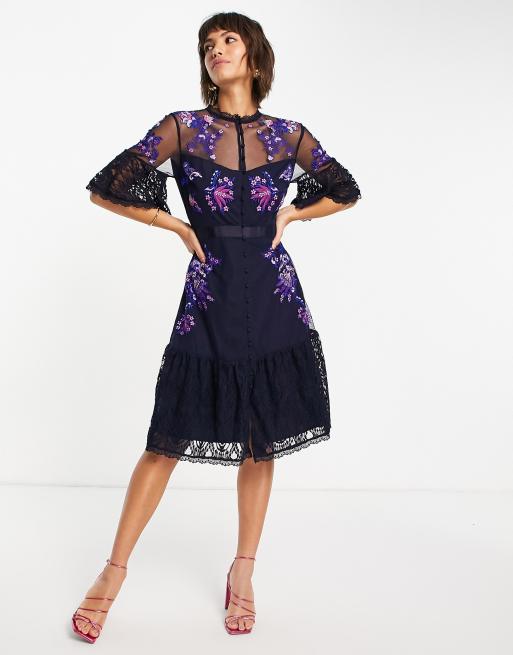 French Connection – Bina – Midikleid mit Stickerei und Flügelärmeln in Utility-Blau