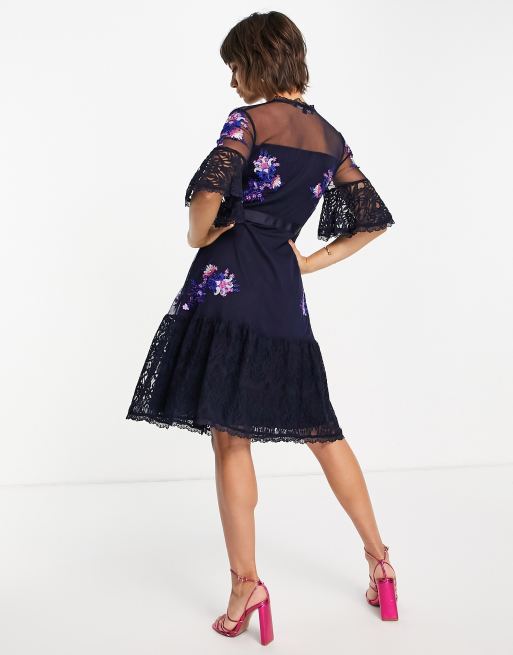 French Connection - Bina - Robe mi-longue brodée à manches volantées - Bleu utilitaire, 2 de 4