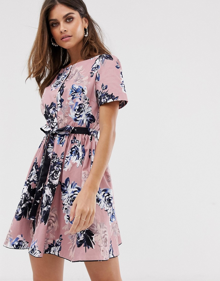 French Connection – Blommig, strukturerad klänning med kort ärm-Rosa