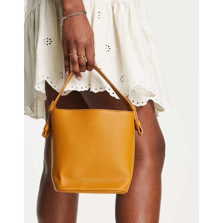 French Connection Borsa a secchiello minimal color senape ASOS