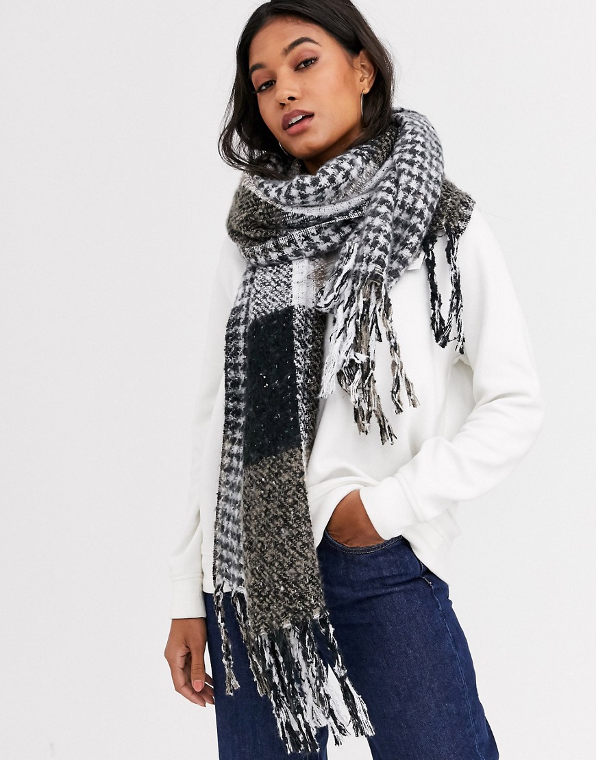 French Connection – Brunrutig stickad scarf