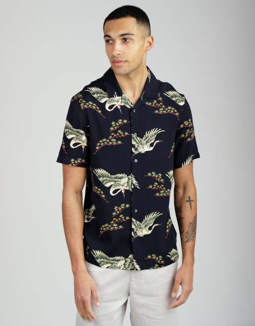 French Connection - Camicia a maniche corte color blu navy con colletto a rever e stampa di uccelli