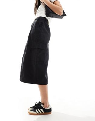 cargo midi skirt in black