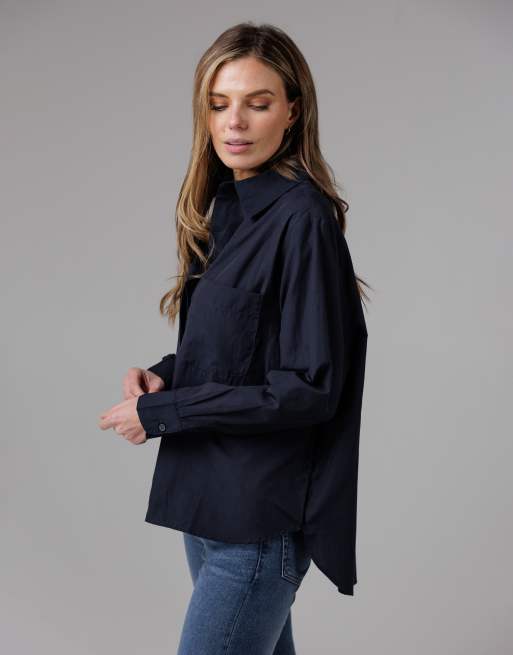 French Connection Cotton long sleeve chest pocket poplin popover high-low hem shirt in navy, 3 of 4