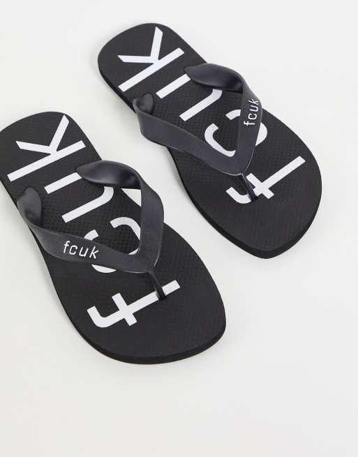 French Connection – FCUK – Zehenstegsandalen mit Logo in Schwarz und Weiß
