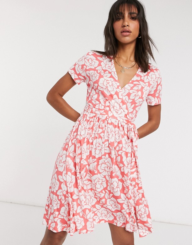  Opór French Connection – Floral Meadow – Czerwona kopertowa sukienka z dżerseju Koralowy/biały