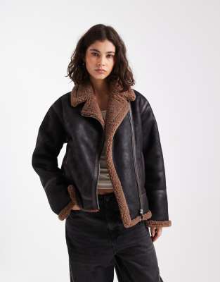 French Connection - Gefütterte Bikerjacke aus Wildlederimitat in Schwarz und Braun mit Teddyfellfutter