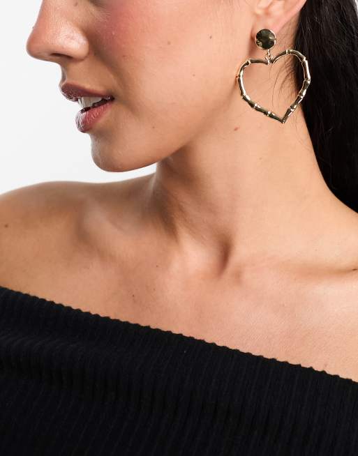 French Connection – Guldfärgade hjärtformade örhängen med bambudesign