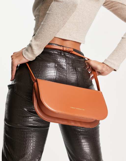 French Connection - Gyldenbrun crossbody-taske med halvmåne-form
