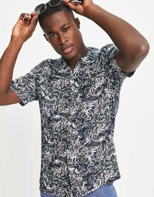 French Connection – Hemd in Marineblau mit Blattprint und Reverskragen