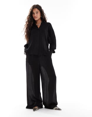 French Connection - Hose aus Satin in Schwarz mit Knitterstruktur und weitem Bein, Kombiteil