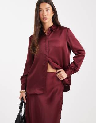 French Connection - Irina - T-Shirt aus Satin in Burgunderrot