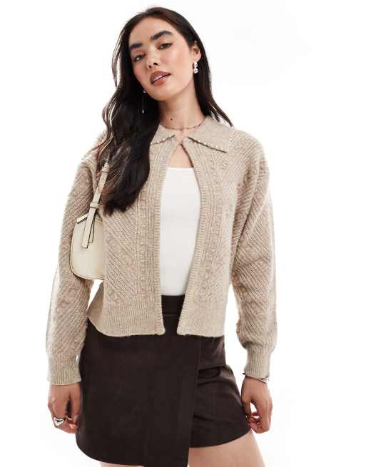 French Connection - Kitty - Cardigan color mandorla con colletto e perle sintetiche