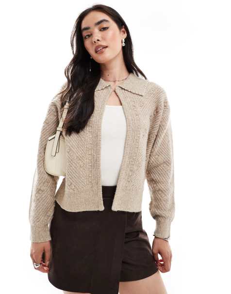 French Connection - Kitty - Mandelbrun cardigan med krave med imiterede perler - view 1