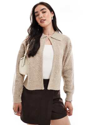 French Connection - Kitty - Strickjacke in Mandelbeige mit Kunstperlen am Kragen-Neutral