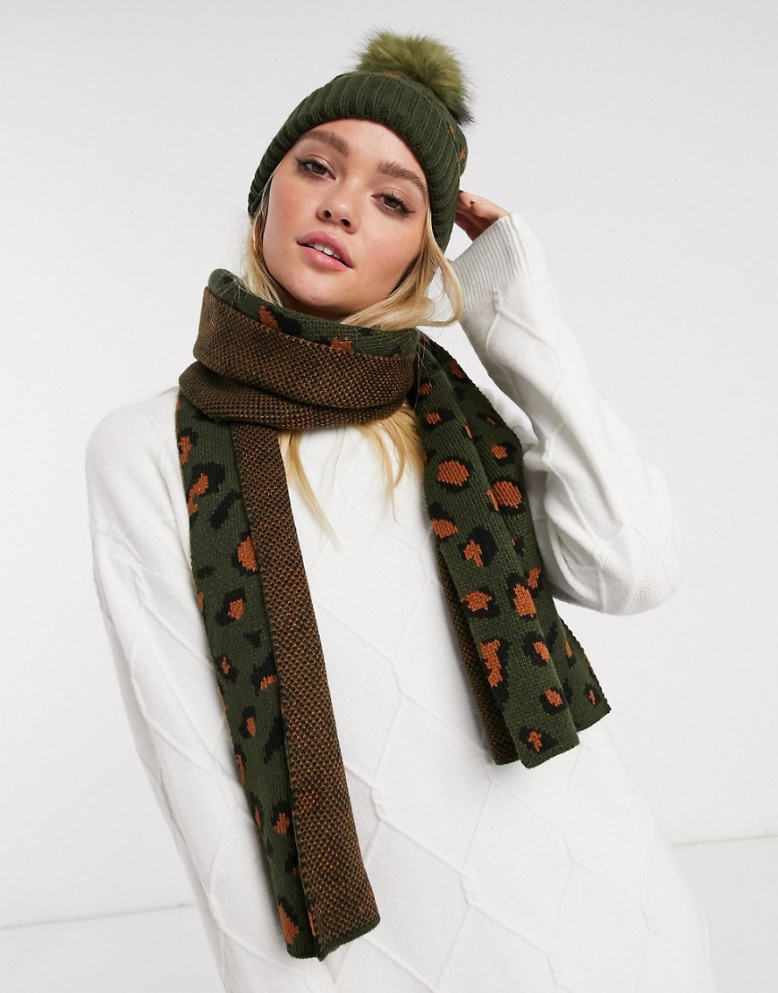 French Connection – Leopardmönstrad scarf med pompoms, del av ser-Svart