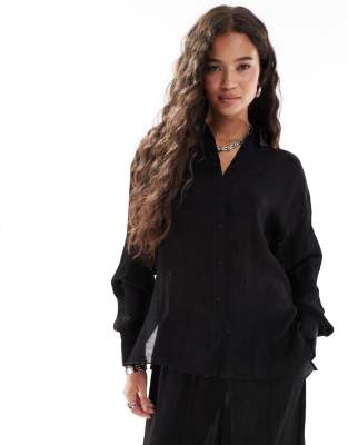 French Connection - Locker geschnittene Hemdbluse aus Satin in Schwarz mit Knitterstruktur, Kombiteil